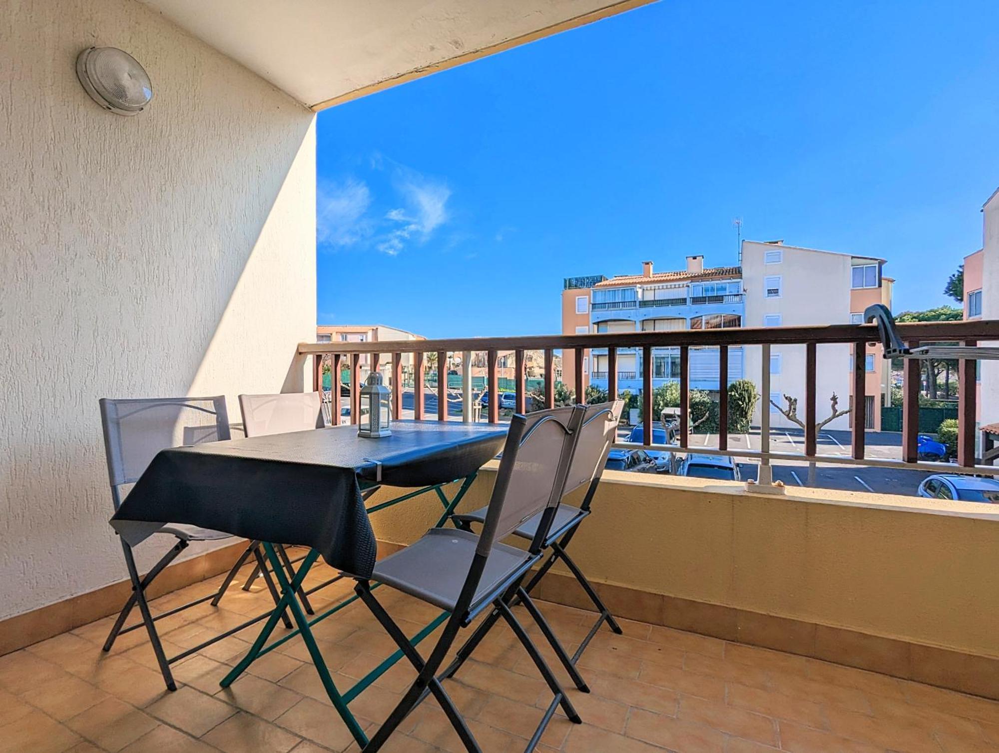 Au Calme + Parking Apartment